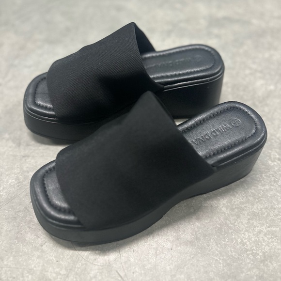 🆕 NWT Women’s Black Wide Fit Platform Slip-On Sandals | Wide Toe Band - Picture 3 of 8